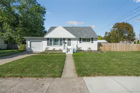 3031 Amherst Dr, Lansing, MI 48906
