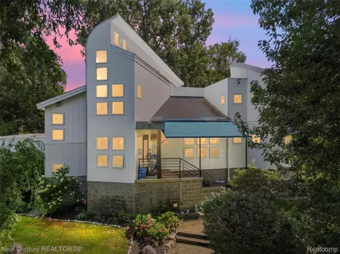 275 Angola St, Wolverine Lake, MI 48390