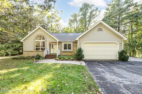 11390 Ridge Rd, Green Oak, MI 48178