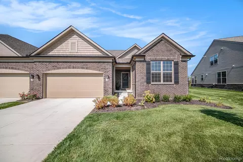 728 W Spaniel Dr, Ann Arbor, MI 48108