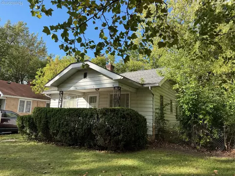 2622 Mackin Rd, Flint, MI 48504