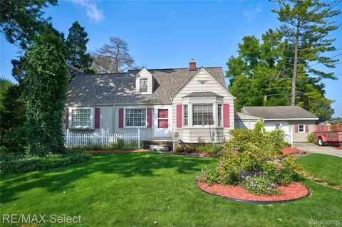 1342 Mcewen St, Burton, MI 48509