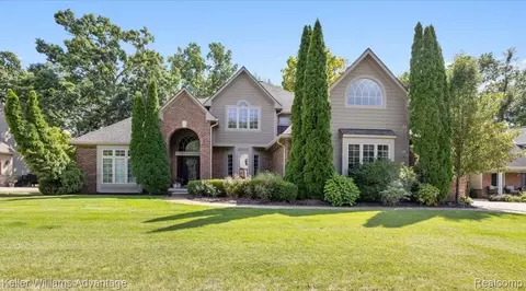 2282 Sandlewood Dr, White Lake, MI 48383