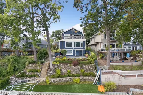 3806 Island Park Dr, Waterford, MI 48329