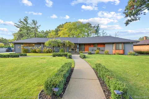 16 Shady Hollow Dr, Dearborn, MI 48124