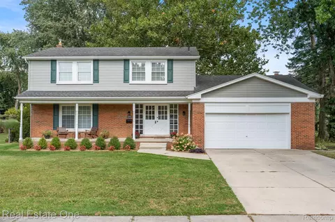 4090 Middlebury Dr, Troy, MI 48085