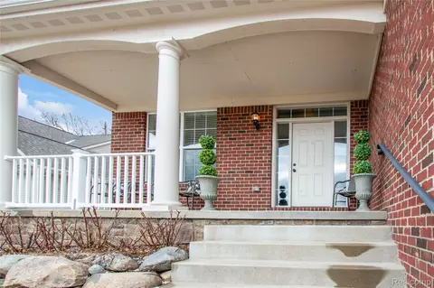 549 Napa Valley Dr, Milford, MI 48381