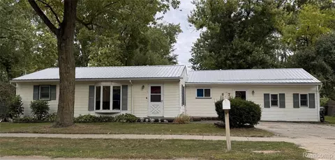 957 Miller Rd N, Orion, MI 48362