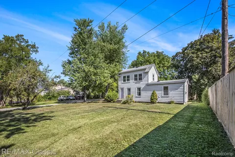 6334 Andersonville Rd, Waterford, MI 48329