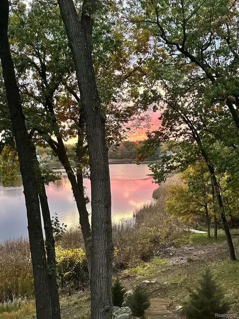 1723 Heron Ridge Dr, Bloomfield, MI 48302