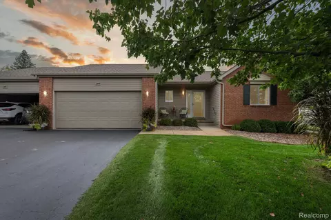 1244 Crystal Pointe Cir, Fenton, MI 48430