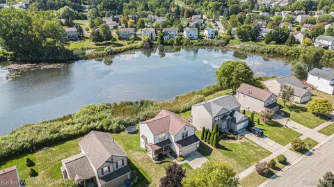 401 Deer Path Trl, Waterford, MI 48327