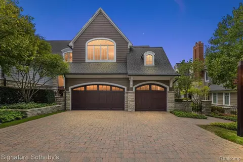 200 Woodland Villa Ct, Birmingham, MI 48009