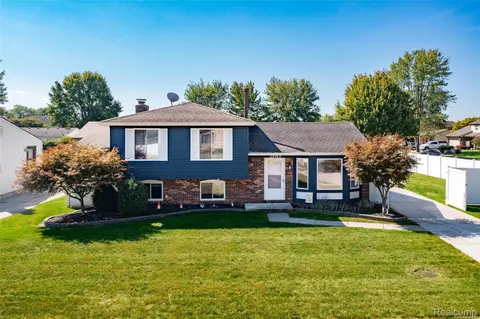 28552 Buckinghamshire Dr, Chesterfield, MI 48047