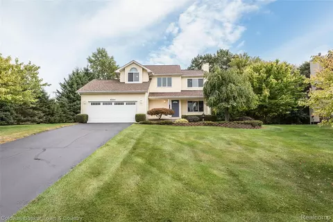 9344 Huron Park Dr, Brighton, MI 48116