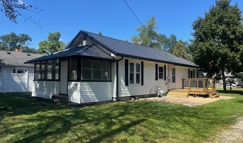 9128 Hickorywood Dr, White Lake, MI 48386