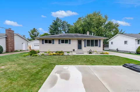 2375 Marwood Dr, Waterford, MI 48328