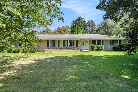 5417 Irish Rd, Grand Blanc, MI 48439