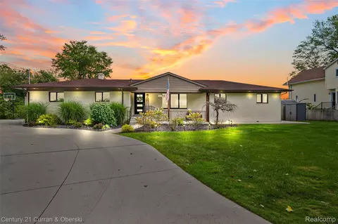 4255 Lakewood Dr, Waterford, MI 48329