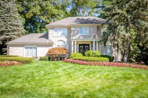 38926 Plumbrook Dr, Farmington Hills, MI 48331