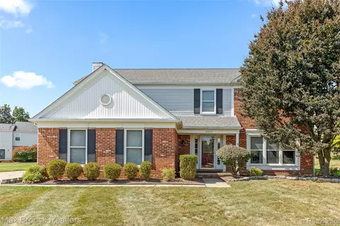 5492 Charrington Ct, West Bloomfield, MI 48324