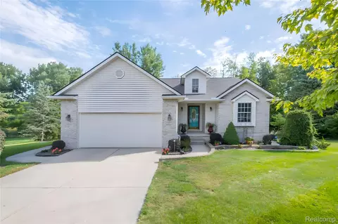 337 Creekwood Cir, Linden, MI 48451