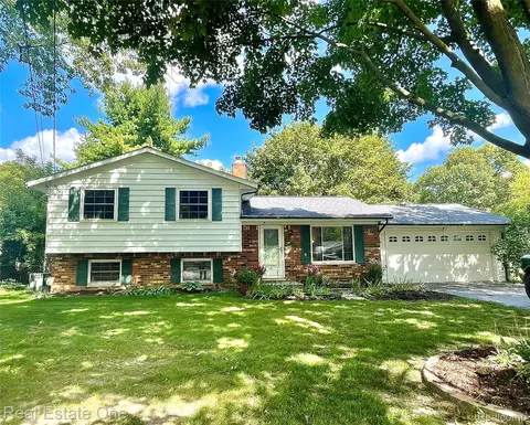 4620 Kempf St, Waterford, MI 48329