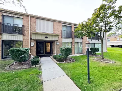 18149 University Park Dr, Livonia, MI 48152