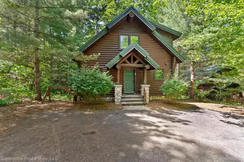 908 Cabin Dr, Boyne City, MI 49712