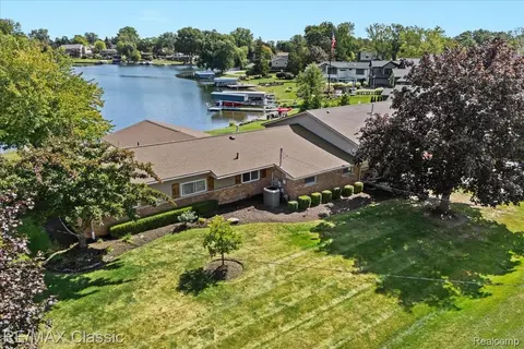 4806 Surfwood Dr, Commerce, MI 48382