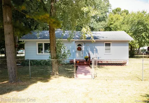 88 Longfellow Rd, Northfield, MI 48189
