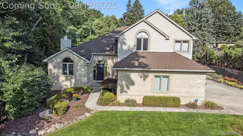 1980 Lochinvar Blvd, Oakland, MI 48363