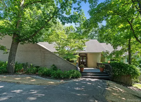 1983 Sherwood Gln, Bloomfield Hills, MI 48302