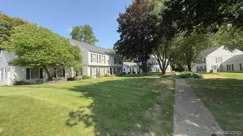 2148 Painted Post Dr, Flushing, MI 48433