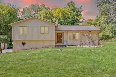 26583 Holly Hill Dr, Farmington, MI 48334