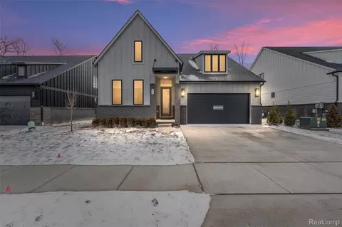 66 S Trail Ct, Troy, MI 48083