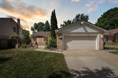 39239 Chantilly Dr, Sterling Heights, MI 48313