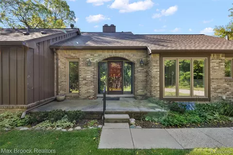 30705 River Crossing St, Bingham Farms, MI 48025