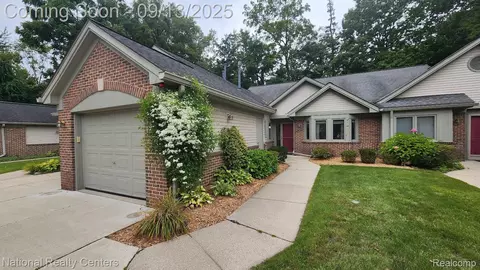 21295 Juniper Ct, Farmington Hills, MI 48336