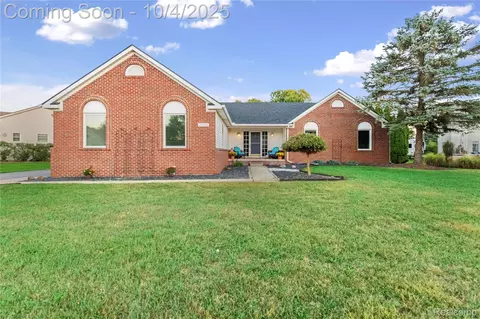 13708 Monarch Dr, Green Oak, MI 48178
