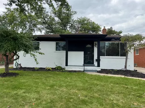 27719 Rockwood St, Saint Clair Shores, MI 48081