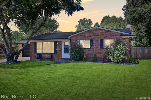 2128 Kingswood Dr, Flint, MI 48507