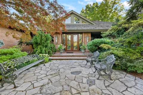 9 West Ln, Dearborn, MI 48124