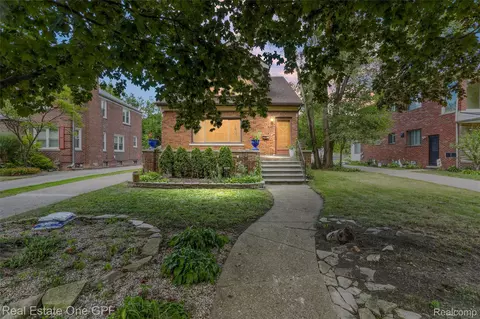 818 Neff Rd, Grosse Pointe, MI 48230