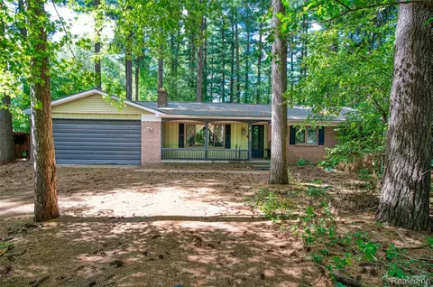 8800 Evergreen Rd, Green Oak, MI 48116