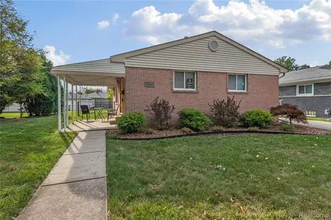 2528 Norwood Rd, Trenton, MI 48183