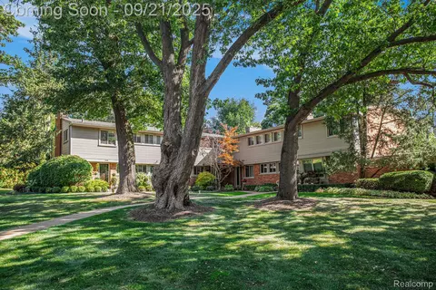1054 Stratford Ln, Bloomfield Hills, MI 48304