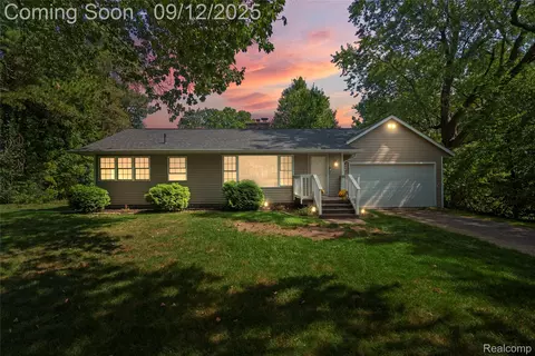 577 Bagley St, Lake Orion, MI 48362