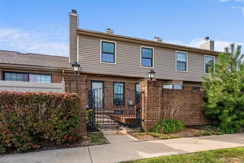 30998 W Country Blf W #187, Farmington Hills, MI 48331