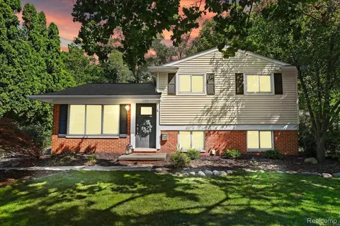 555 Lindsay Dr, Plymouth, MI 48170